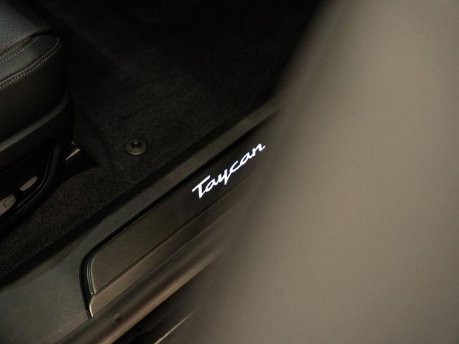 PORSCHE Taycan Photo 28