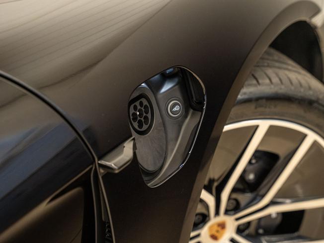 PORSCHE Taycan Photo 31