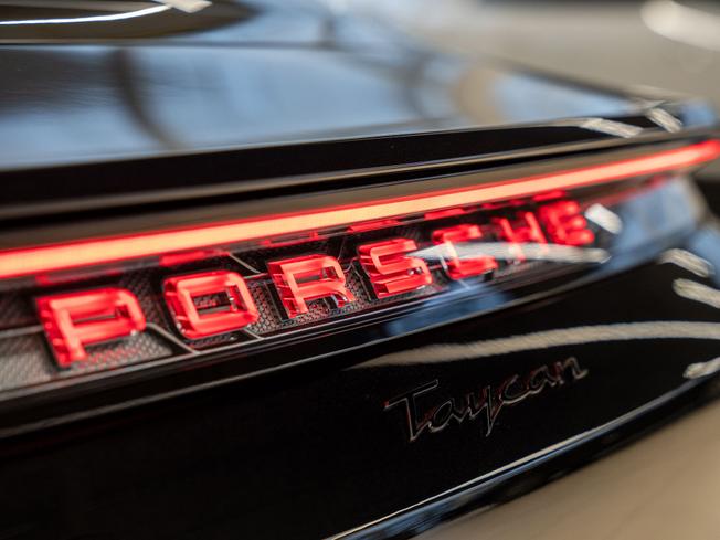PORSCHE Taycan Photo 35