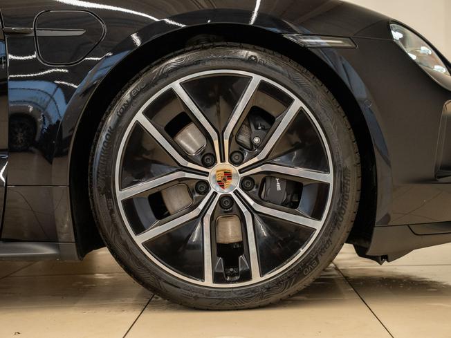 PORSCHE Taycan Photo 4