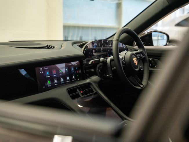 PORSCHE Taycan Photo 8