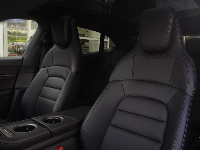 PORSCHE Taycan Photo 10