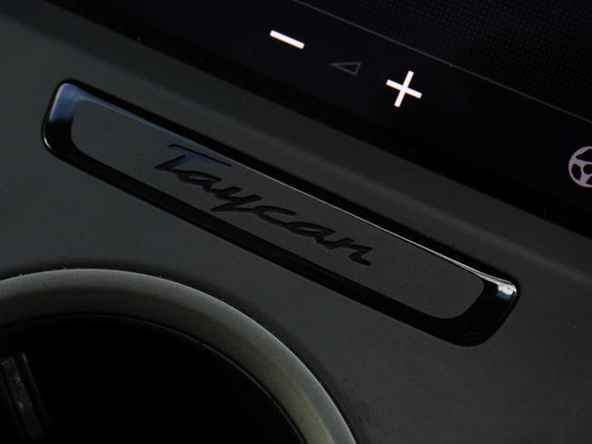 PORSCHE Taycan Photo 21