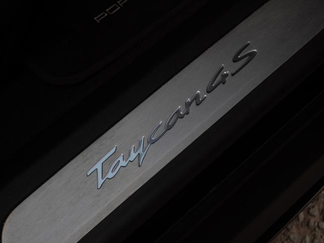 PORSCHE Taycan Photo 27