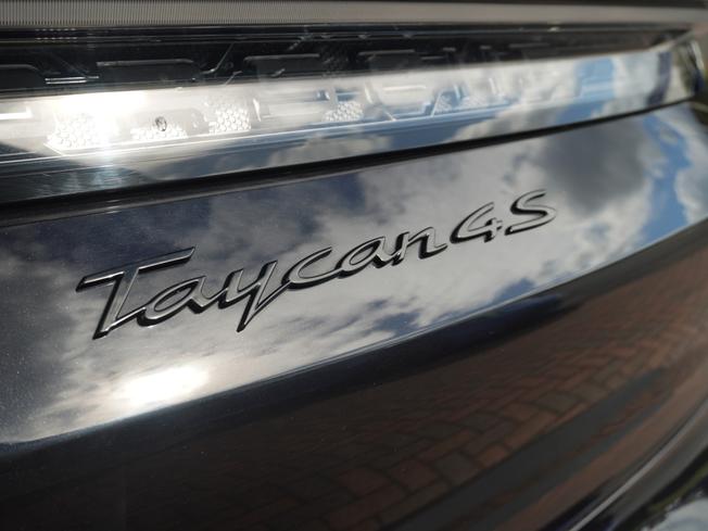 PORSCHE Taycan Photo 28