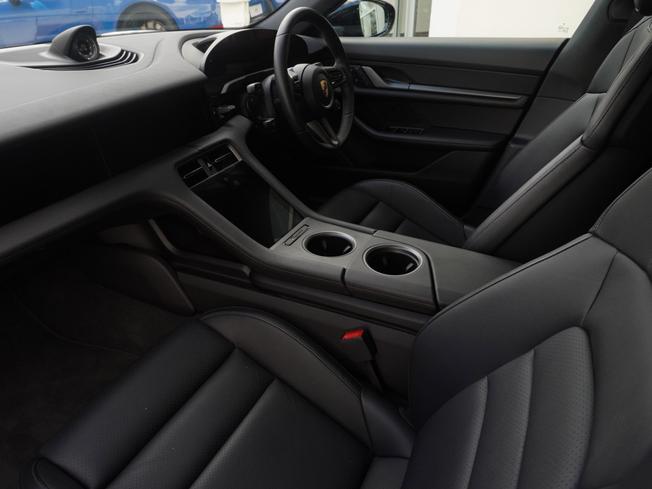 PORSCHE Taycan Photo 3