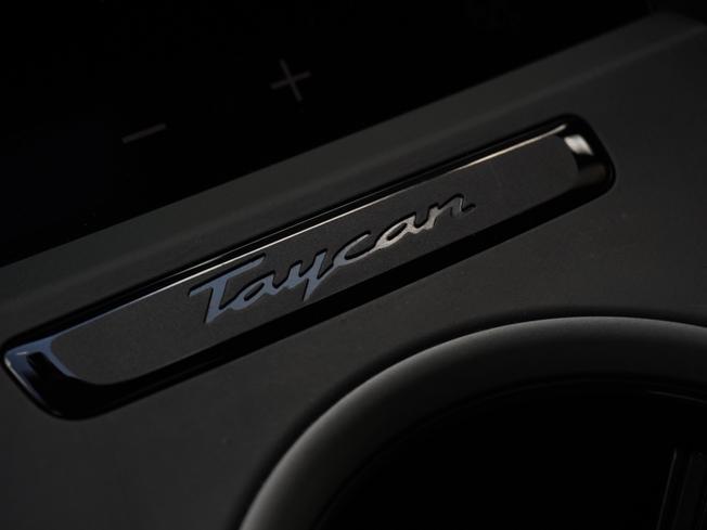 PORSCHE Taycan Photo 33