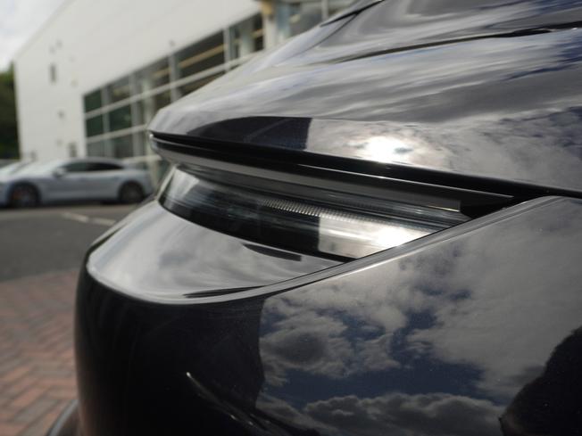 PORSCHE Taycan Photo 39