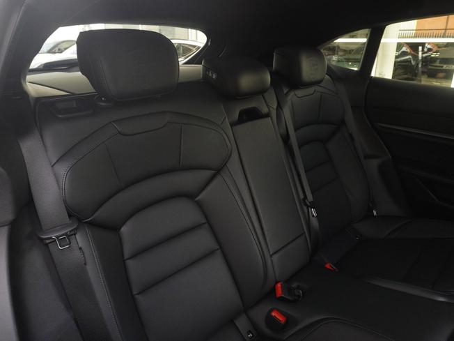 PORSCHE Taycan Photo 9