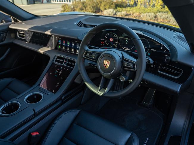 PORSCHE Taycan Photo 10