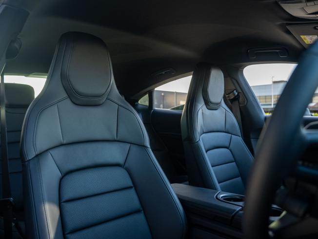 PORSCHE Taycan Photo 14