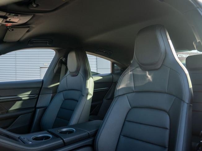 PORSCHE Taycan Photo 15