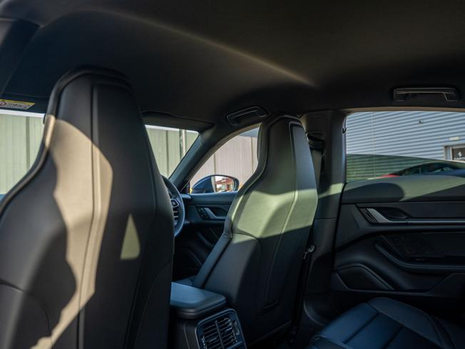 PORSCHE Taycan Photo 18