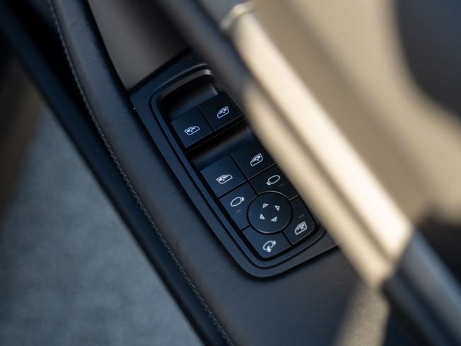 PORSCHE Taycan Photo 22