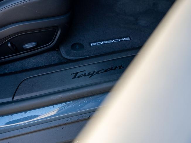 PORSCHE Taycan Photo 23