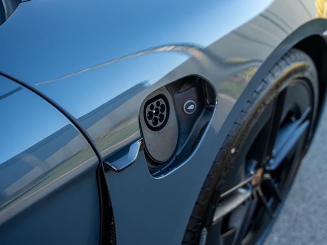 PORSCHE Taycan Photo 26