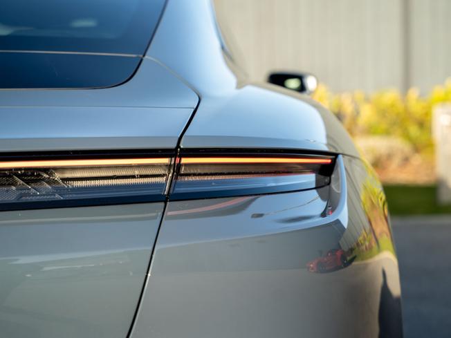 PORSCHE Taycan Photo 27