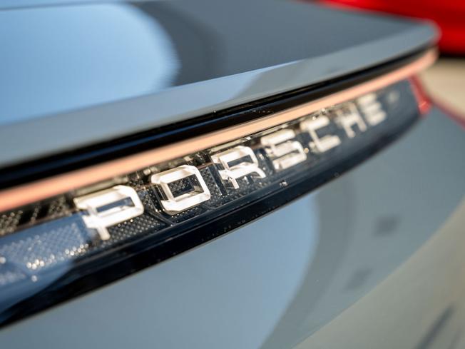 PORSCHE Taycan Photo 28