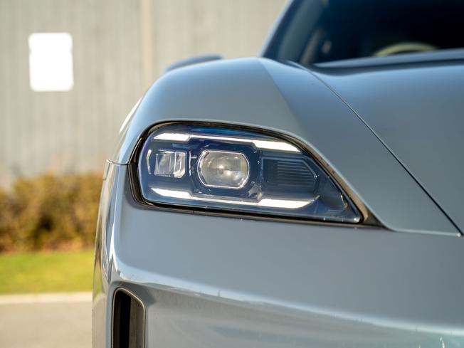 PORSCHE Taycan Photo 31