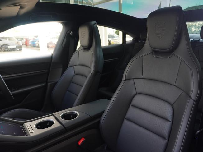 PORSCHE Taycan Photo 12