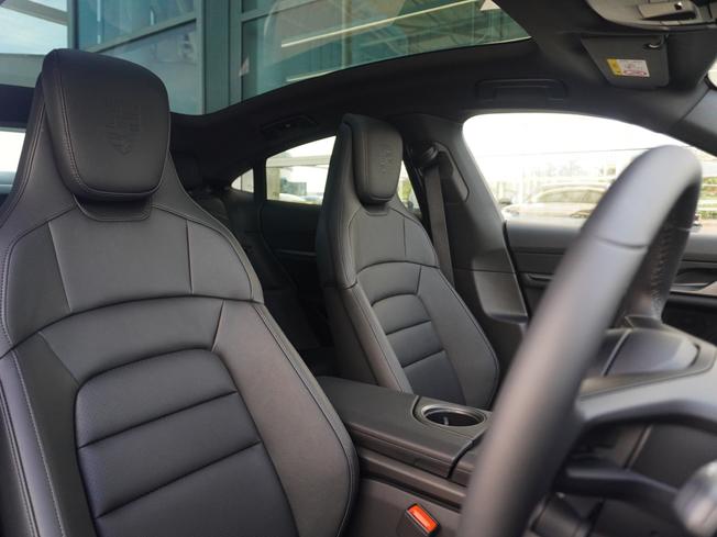 PORSCHE Taycan Photo 13