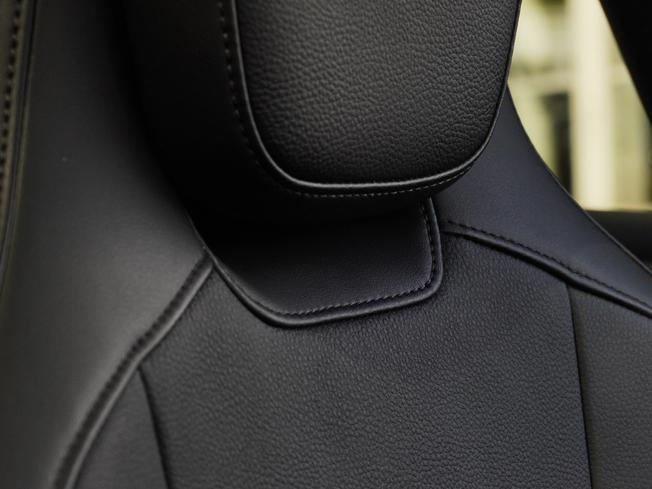 PORSCHE Taycan Photo 16