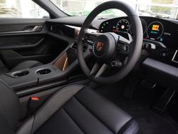 PORSCHE Taycan Photo 3