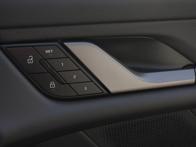 PORSCHE Taycan Photo 31