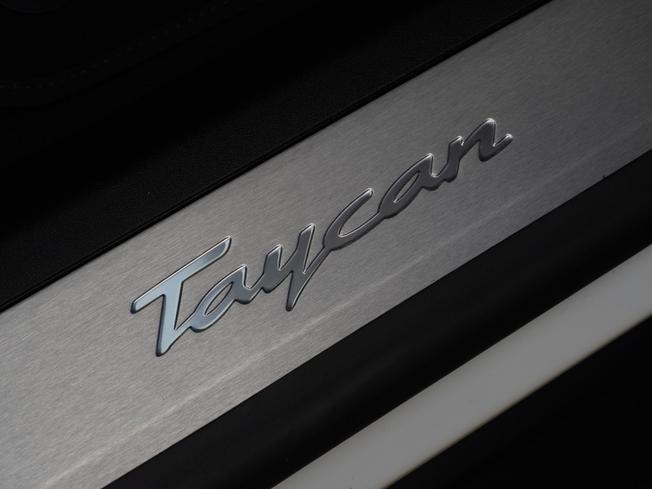 PORSCHE Taycan Photo 39