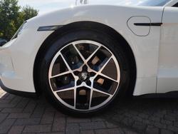PORSCHE Taycan Photo 4