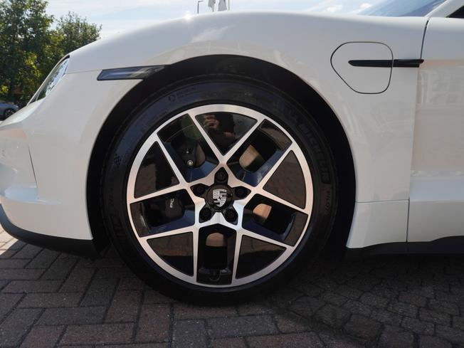 PORSCHE Taycan Photo 4