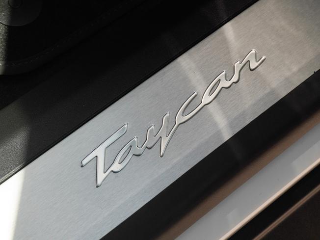 PORSCHE Taycan Photo 40