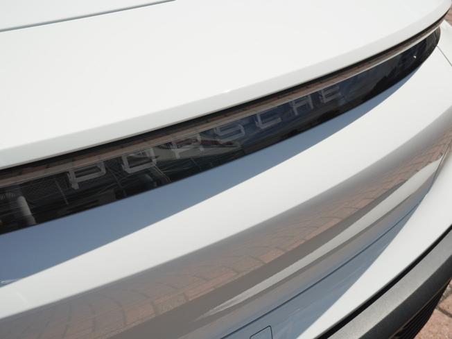 PORSCHE Taycan Photo 49