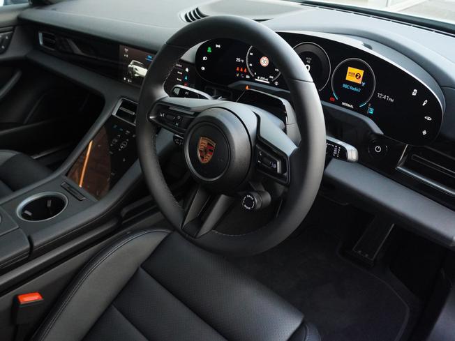 PORSCHE Taycan Photo 8