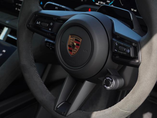 PORSCHE Taycan Photo 34