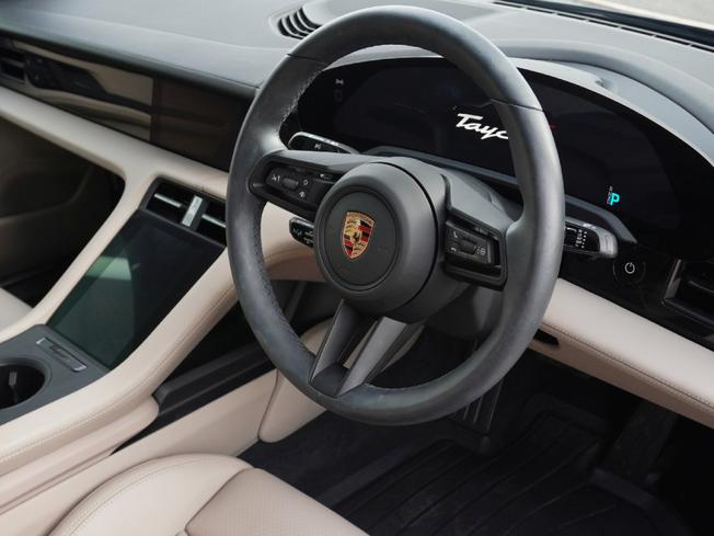 PORSCHE Taycan Photo 10