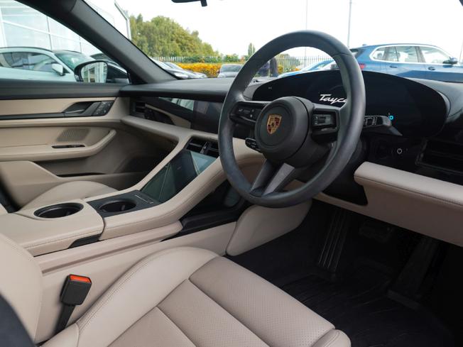 PORSCHE Taycan Photo 11
