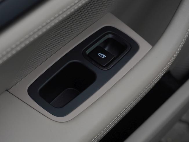 PORSCHE Taycan Photo 18