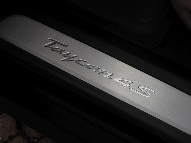 PORSCHE Taycan Photo 20