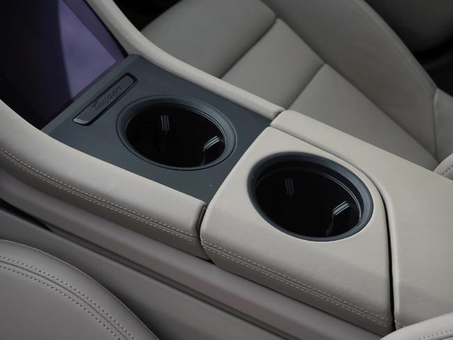 PORSCHE Taycan Photo 24