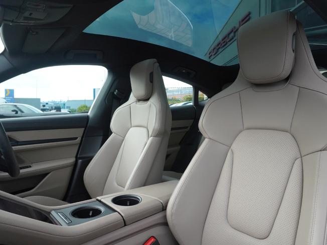 PORSCHE Taycan Photo 25