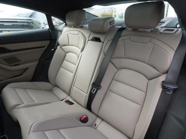 PORSCHE Taycan Photo 27