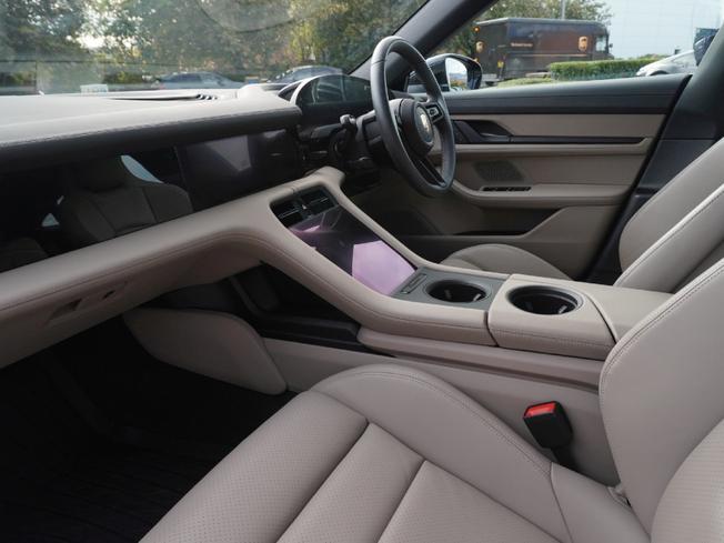 PORSCHE Taycan Photo 3