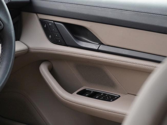 PORSCHE Taycan Photo 31