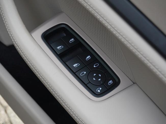 PORSCHE Taycan Photo 32