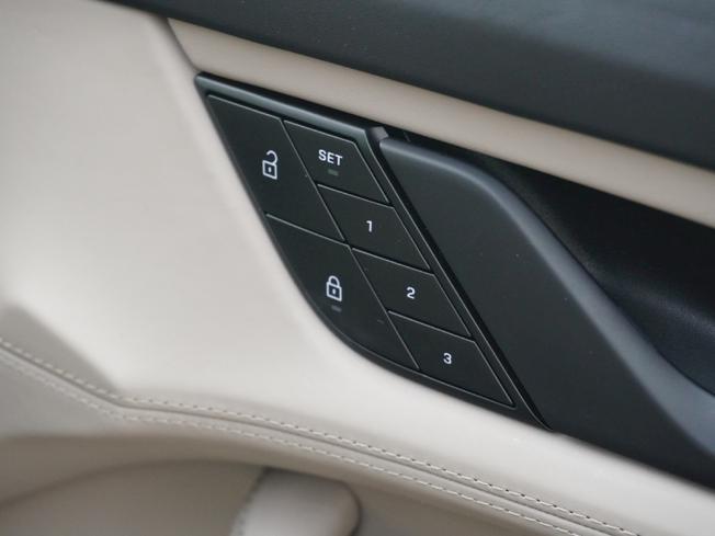 PORSCHE Taycan Photo 33