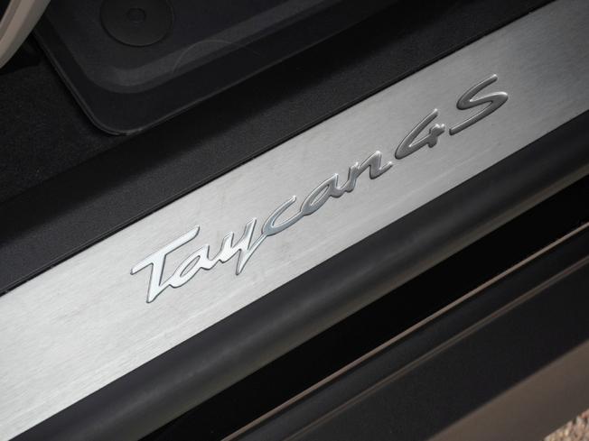 PORSCHE Taycan Photo 34