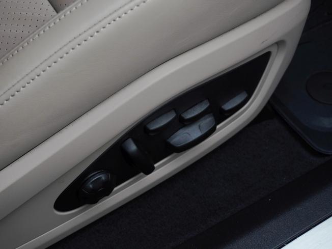 PORSCHE Taycan Photo 35