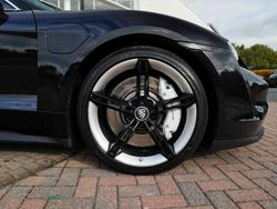 PORSCHE Taycan Photo 4