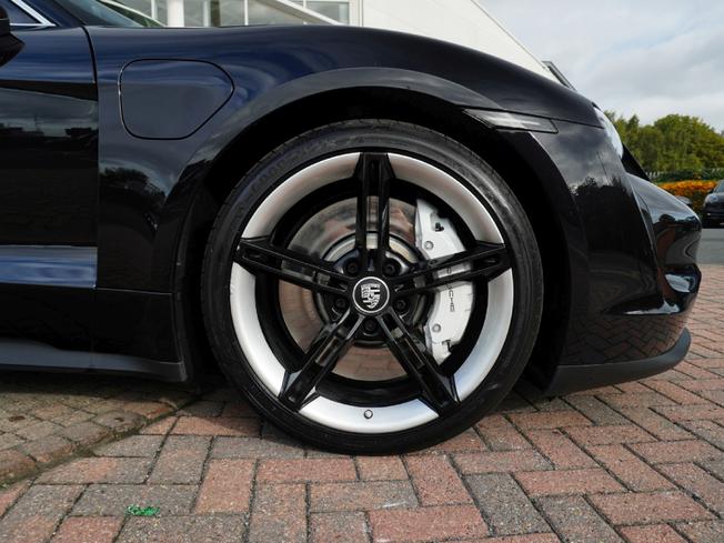 PORSCHE Taycan Photo 4